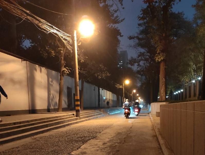 天坛路路灯已经被点亮，大家出行方便多了 